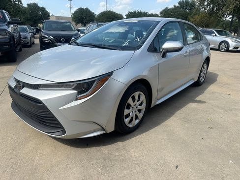 Used 2025 Toyota Corolla LE FWD image 3