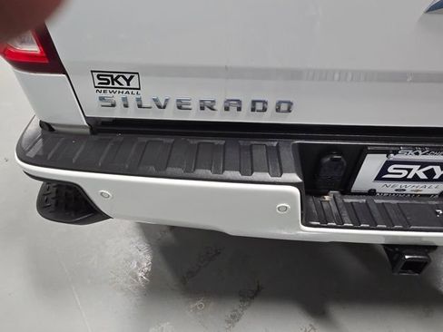 Used 2017 Chevrolet Silverado 1500 High Country image 38