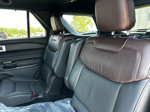 Used 2023 Ford Explorer Platinum w/ Premium Technology Package AWD/4WD image 10