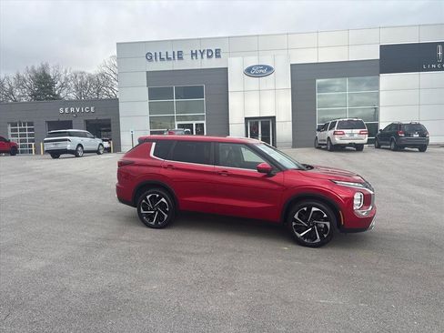 Used 2023 Mitsubishi Outlander SE image 1