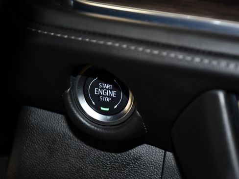 Used 2025 Chevrolet Suburban Z71 image 25