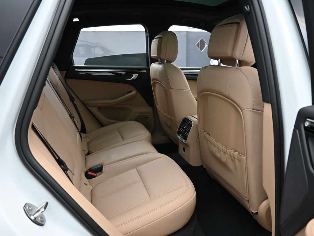 Certified 2026 Porsche Macan AWD/4WD image 28