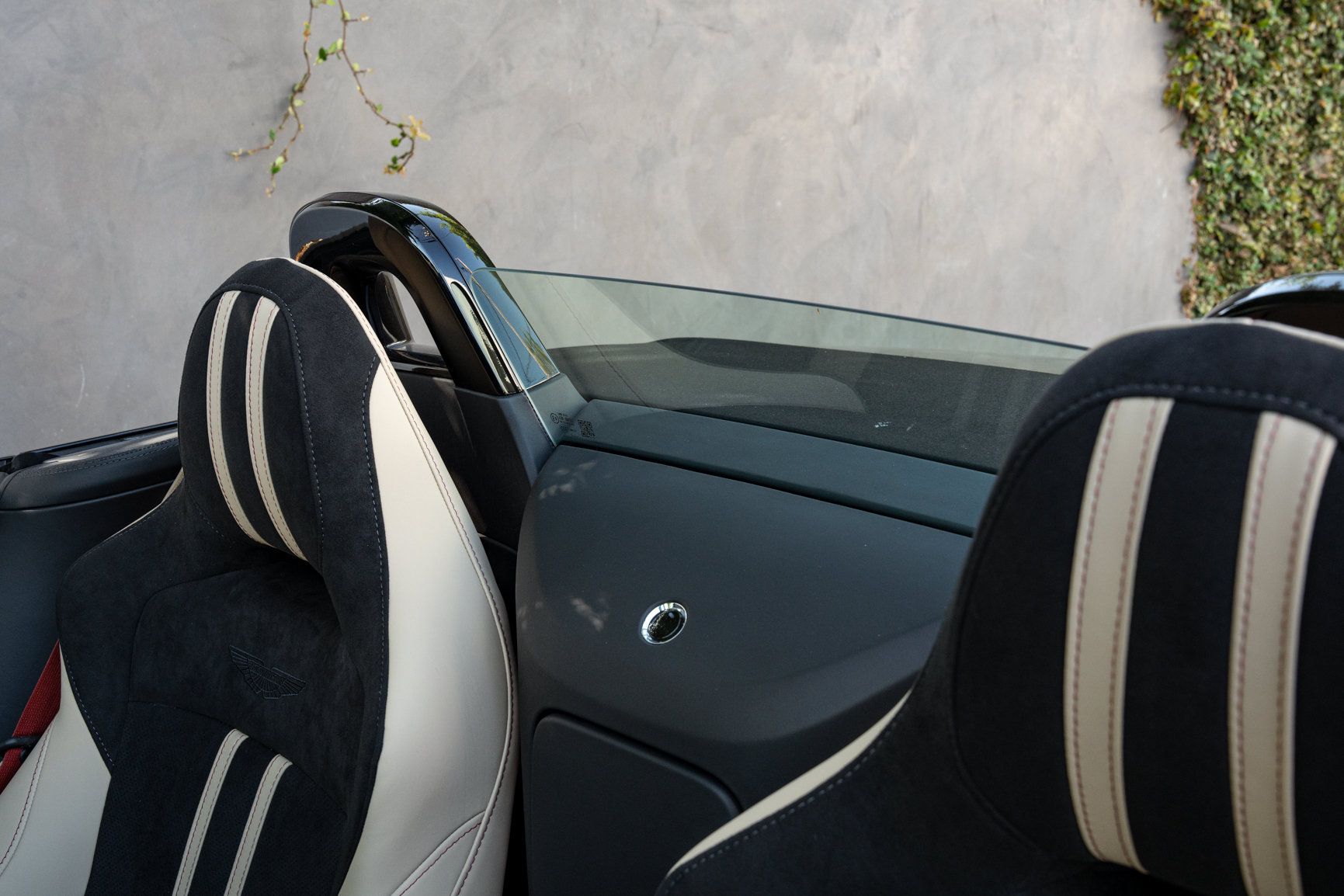 Used 2023 Aston Martin V8 Vantage Roadster RWD image 30