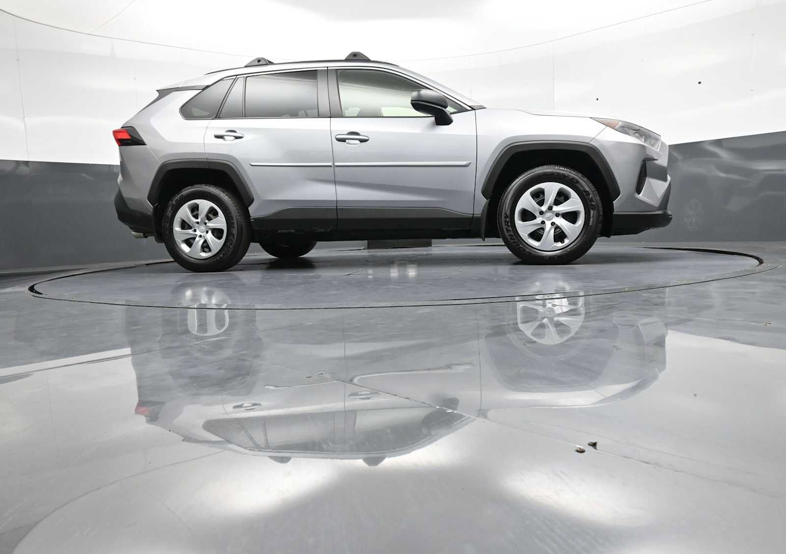 Used 2021 Toyota RAV4 LE AWD/4WD image 27