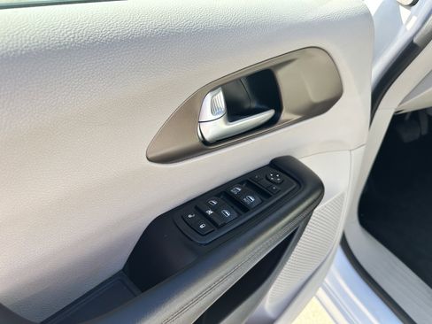 Used 2018 Chrysler Pacifica Touring-L image 10