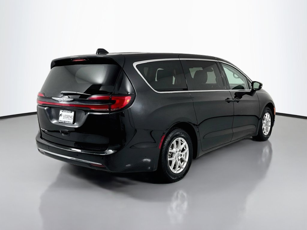 Used 2024 Chrysler Pacifica Touring-L FWD image 6