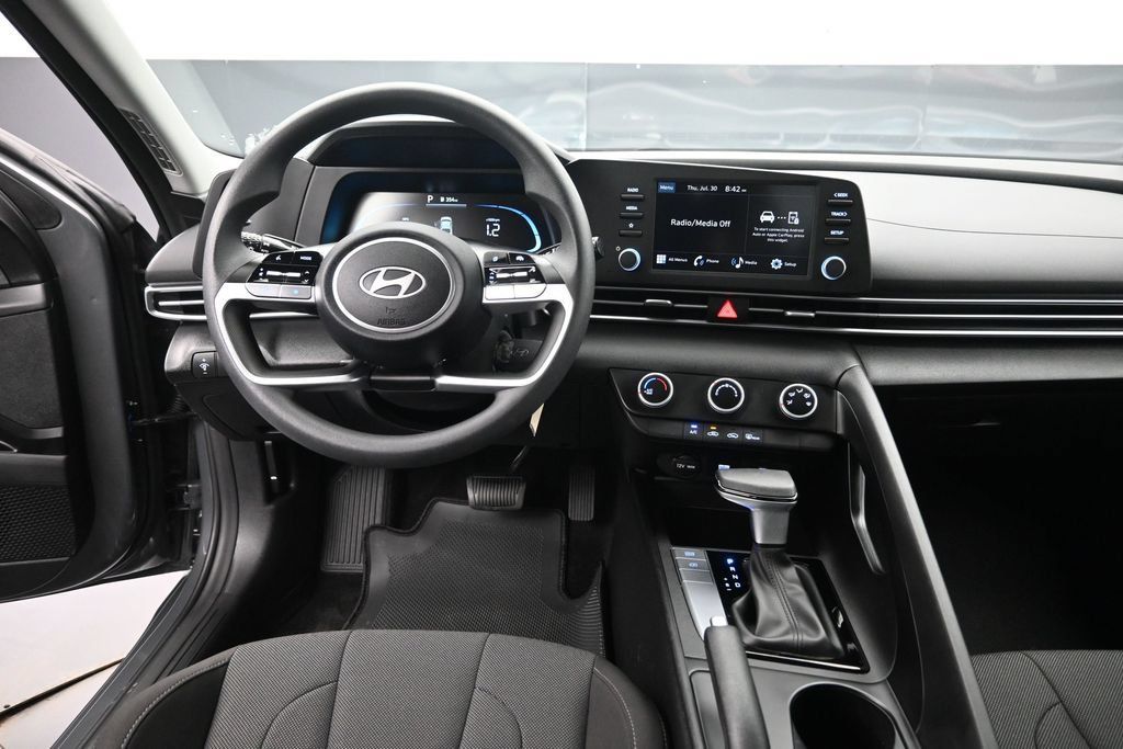 Used 2025 Hyundai Elantra SE FWD image 11