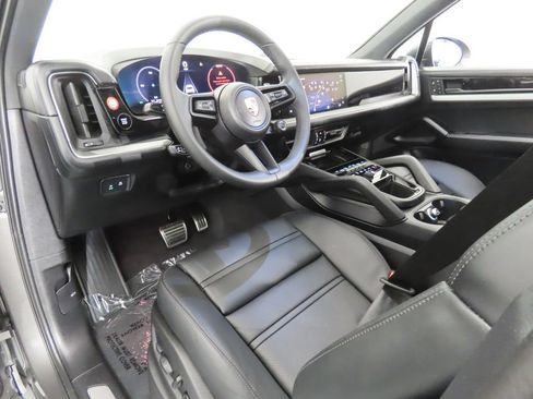 Certified 2026 Porsche Cayenne S AWD/4WD image 4