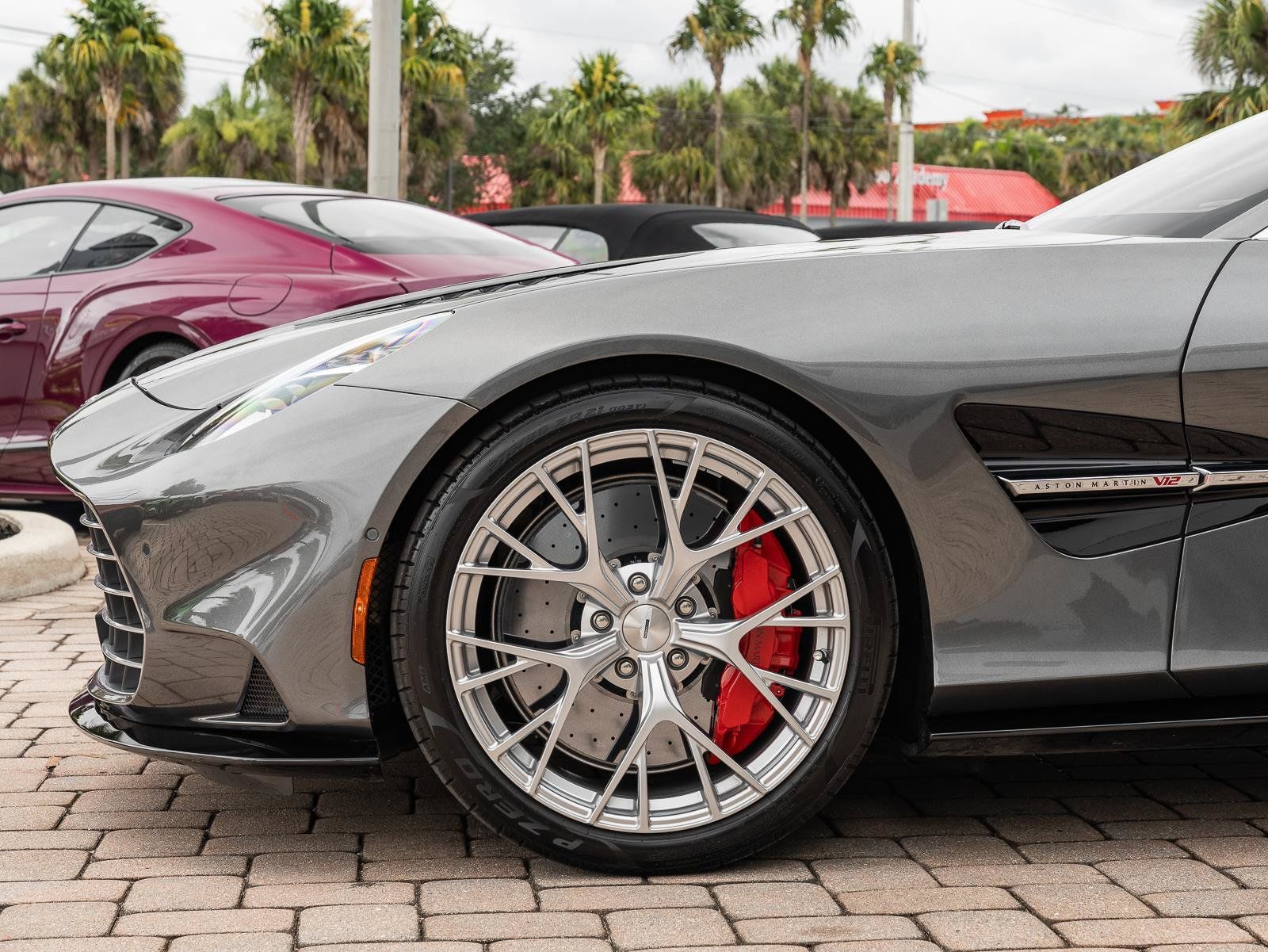 Used 2025 Aston Martin Vanquish RWD image 27