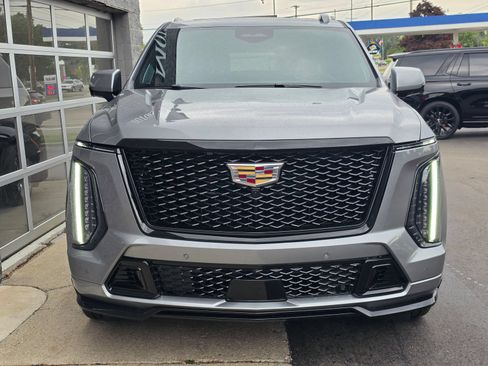 Used 2026 Cadillac Escalade ESV V AWD/4WD image 2