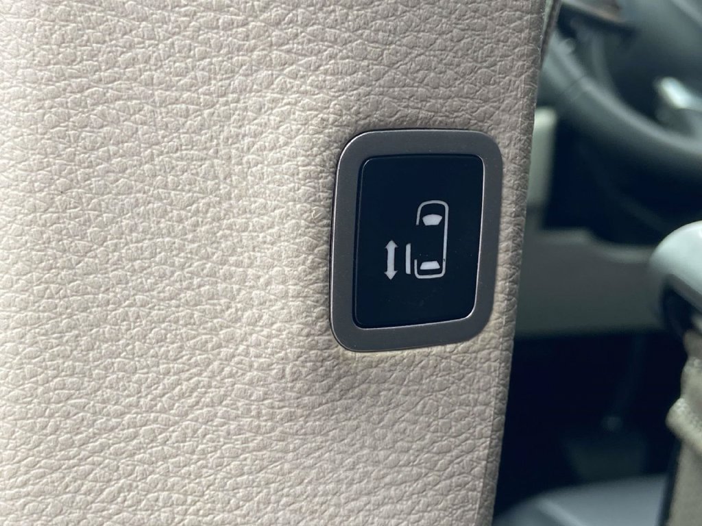Used 2024 Chrysler Pacifica Touring-L FWD image 11