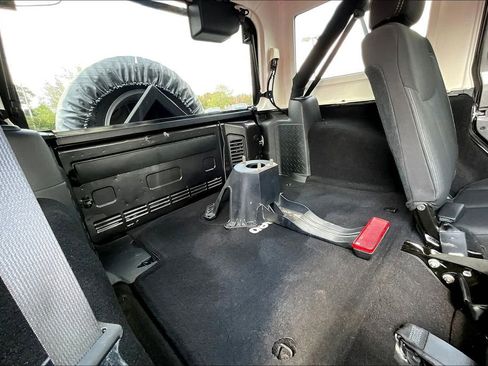 Used 2018 Jeep Wrangler Unlimited Rubicon w/ Connectivity Group image 27