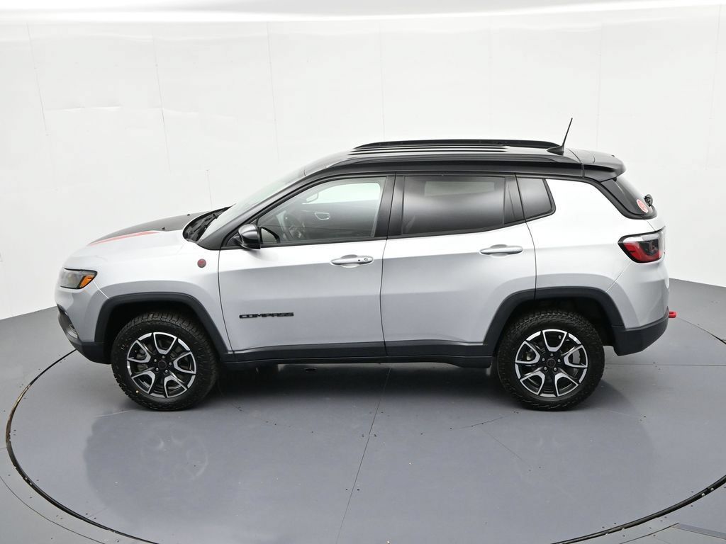 Used 2025 Jeep Compass Trailhawk AWD/4WD image 19