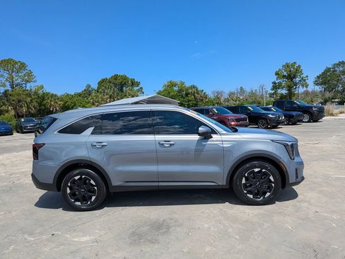 Certified 2025 Kia Sorento S FWD image 9