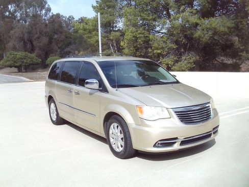 Used 2012 Chrysler Town & Country Touring-L w/ Entertainment Group #2 image 9