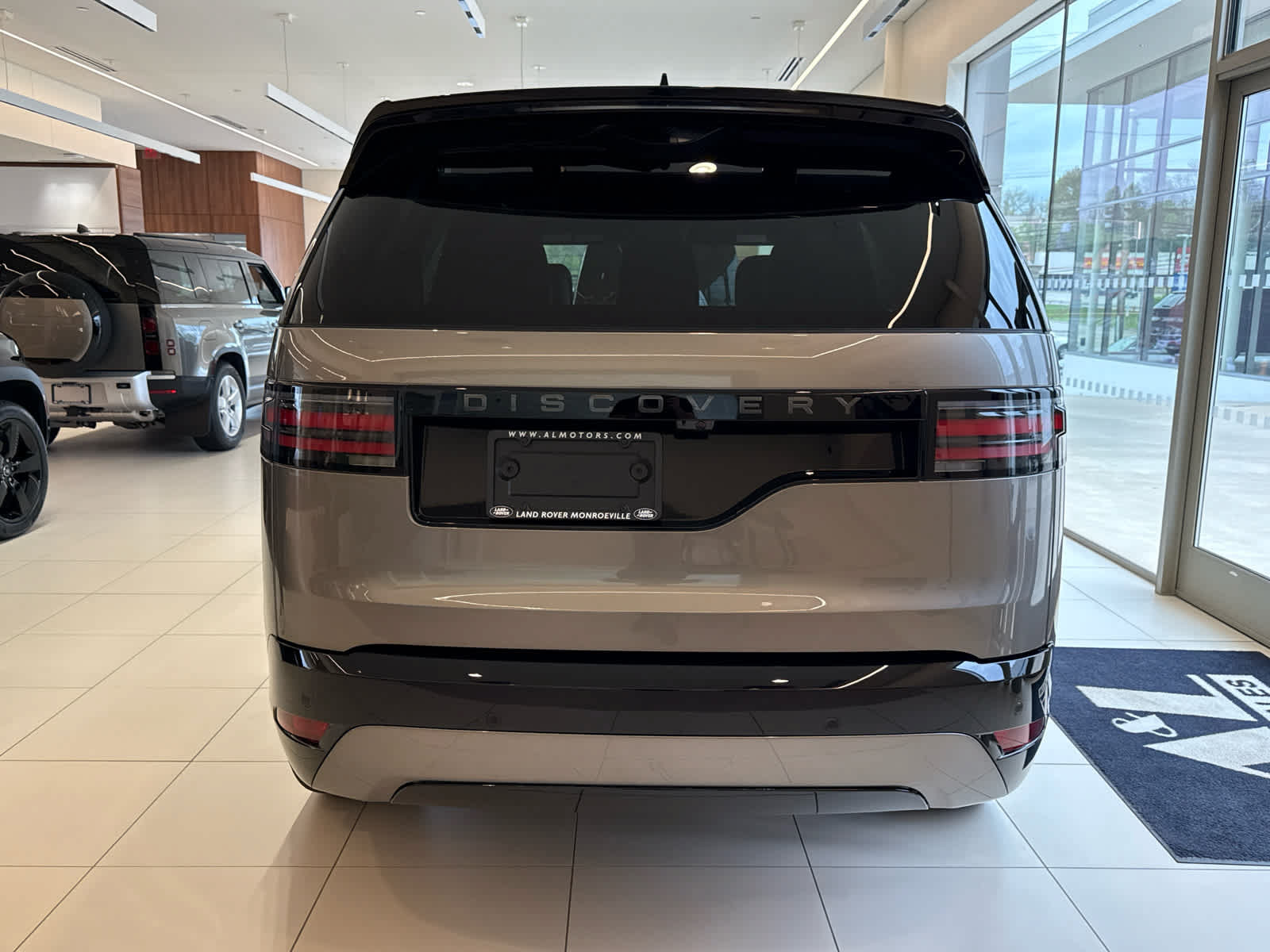 Used 2025 Land Rover Discovery Dynamic SE AWD/4WD image 4