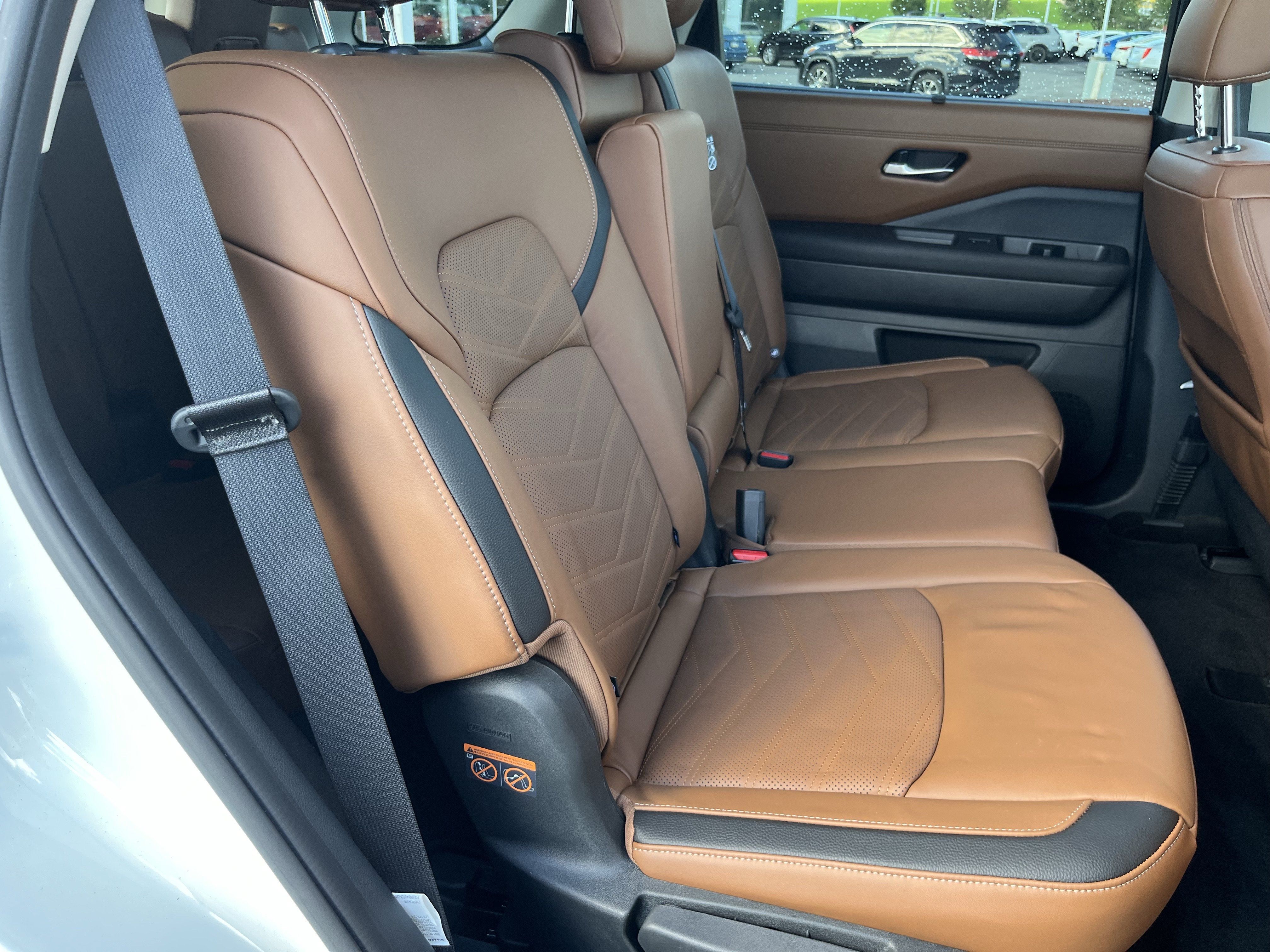 Used 2024 Nissan Pathfinder Platinum w/ Cargo Package AWD/4WD image 3