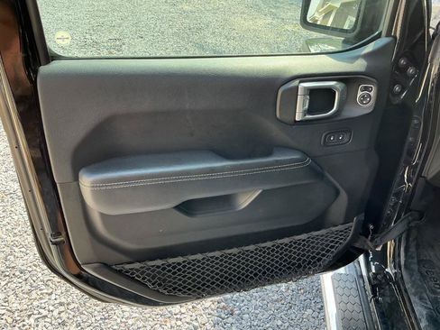 Used 2018 Jeep Wrangler Unlimited Sahara w/ Dual Top Group AWD/4WD image 9