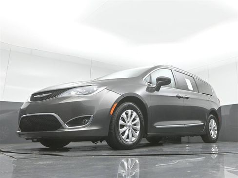 Used 2017 Chrysler Pacifica Touring-L FWD image 29