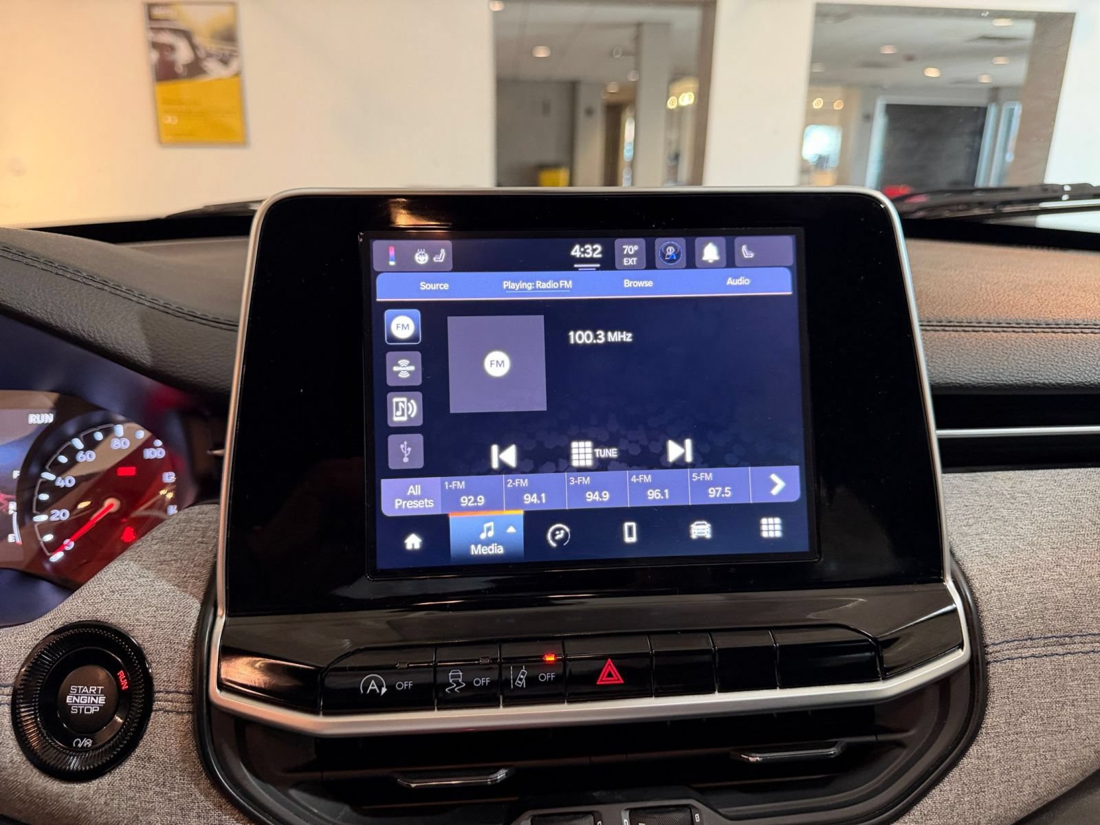 Used 2025 Jeep Compass Latitude AWD/4WD image 19