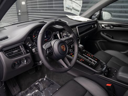 Certified 2026 Porsche Macan AWD/4WD image 4
