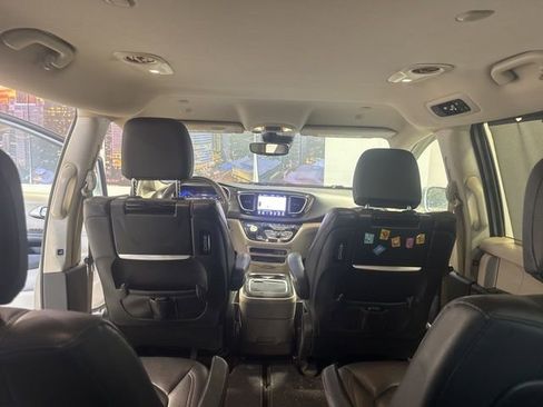 Used 2020 Chrysler Pacifica Touring-L Plus w/ Tire & Wheel Group image 18