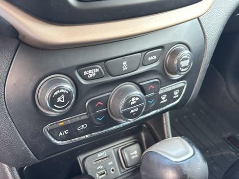 Used 2014 Jeep Cherokee Limited w/ Luxury Group AWD/4WD image 18