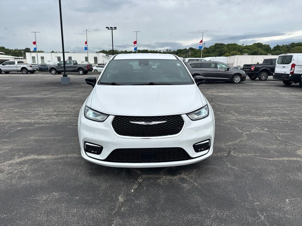 Used 2025 Chrysler Pacifica Select FWD image 2
