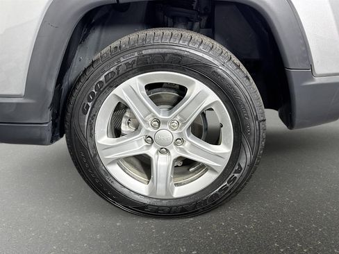 Used 2023 Jeep Compass Latitude image 30