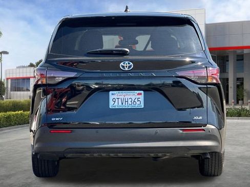 Used 2025 Toyota Sienna XLE image 5