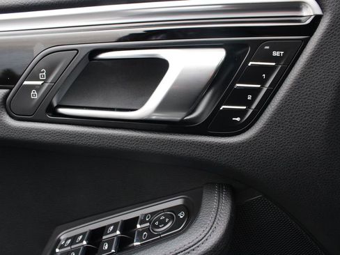 Used 2022 Porsche Macan image 25