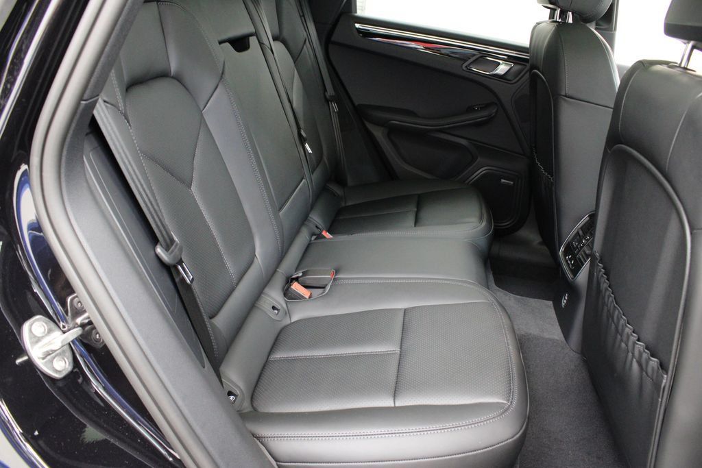 Certified 2025 Porsche Macan AWD/4WD image 27