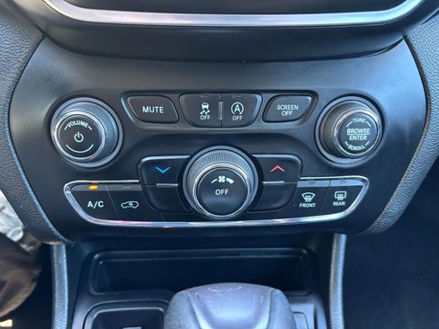 Used 2019 Jeep Cherokee Latitude w/ Popular Appearance Group image 7