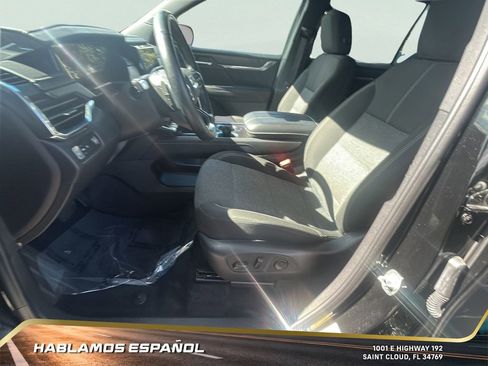 Used 2025 GMC Acadia Elevation image 13