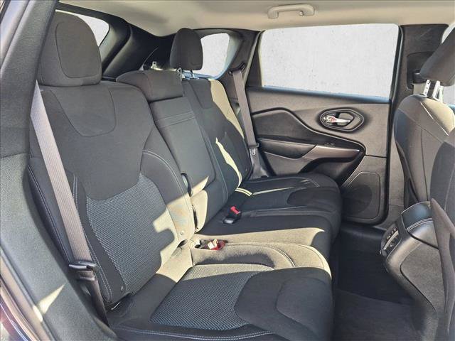 Used 2019 Jeep Cherokee Latitude w/ Popular Appearance Group FWD image 19