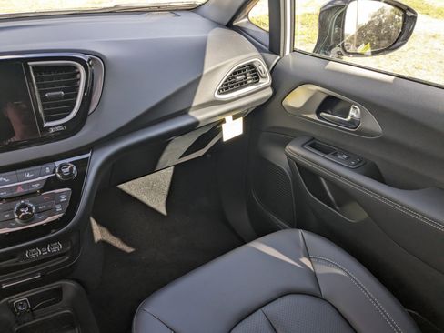 New 2025 Chrysler Voyager LX image 14