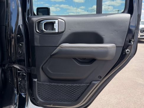 Used 2023 Jeep Gladiator Overland AWD/4WD image 16