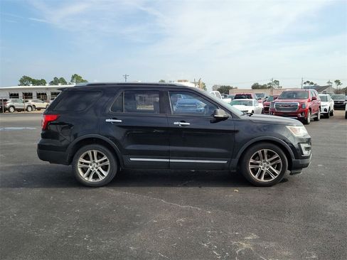 Used 2017 Ford Explorer Limited image 18