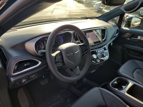 New 2026 Chrysler Pacifica Select image 16