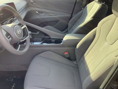 Used 2025 Hyundai Elantra SEL image 13