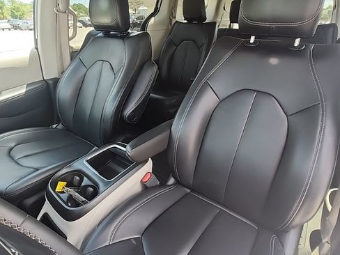 Used 2023 Chrysler Pacifica Touring-L FWD image 26