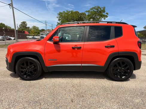 Used 2017 Jeep Renegade Altitude FWD image 6