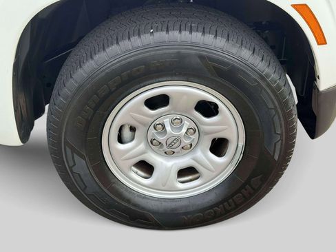 Used 2024 Nissan Frontier S w/ Technology Package image 9