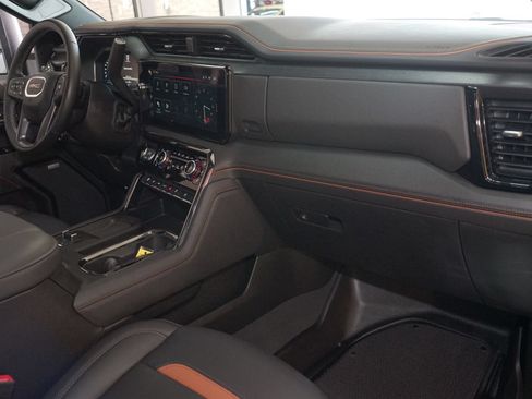Used 2024 GMC Sierra 2500 AT4 w/ Technology Package AWD/4WD image 4