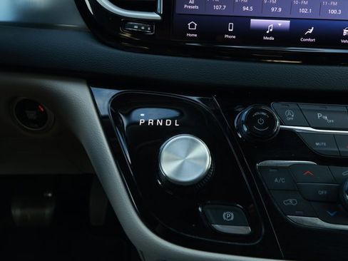 Used 2023 Chrysler Pacifica Touring-L image 18