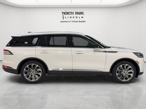 New 2026 Lincoln Aviator 2WD image 2