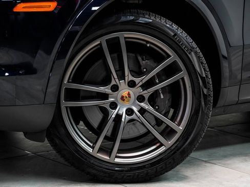 Used 2021 Porsche Cayenne AWD/4WD image 3