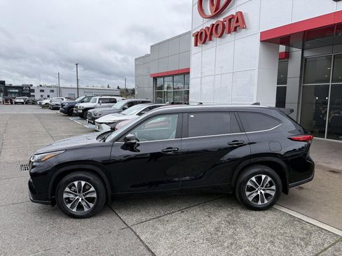 Certified 2023 Toyota Highlander XLE image 3