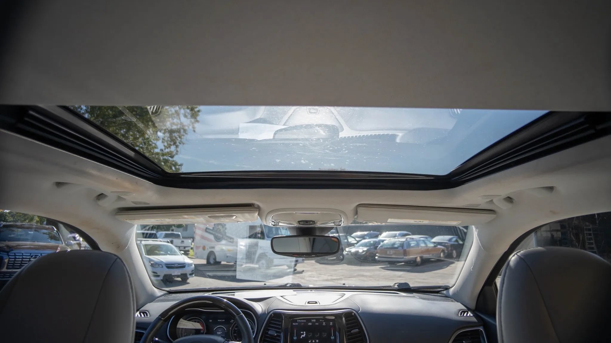 Used 2019 Jeep Cherokee Overland w/ Technology Group AWD/4WD image 18