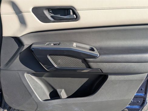 Used 2024 Nissan Pathfinder SV image 36